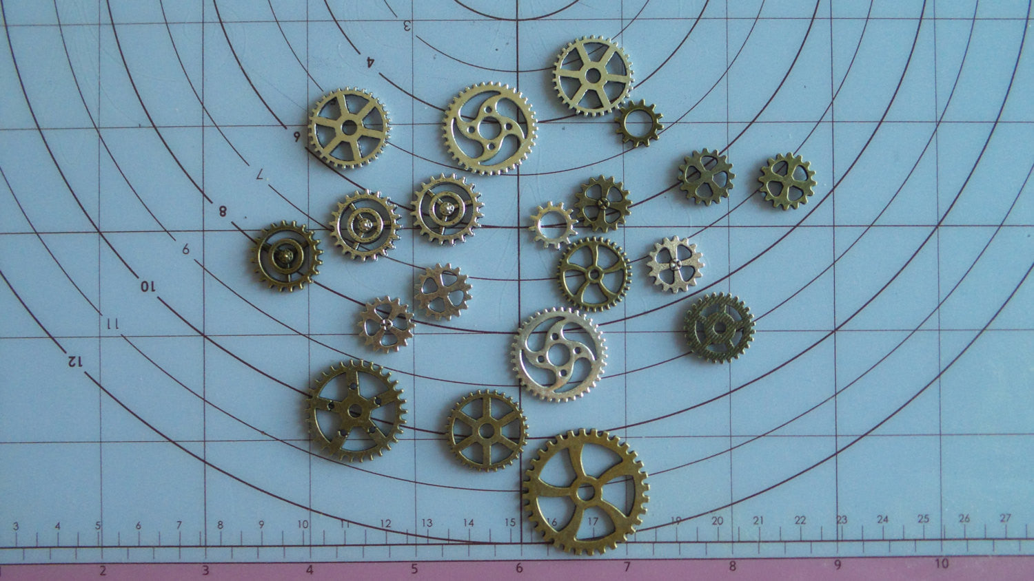 Gears 20pc lot assortment .8cm-2.5cm .25inch-1.2inch steampunk accessories DIY watch gears, clock gears cogs - Mud And Majesty